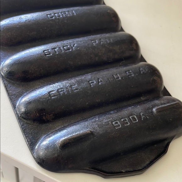 VTG Griswold Black Cast Iron Crispy Cornbread Pans No 273 sold as a set - Picture 4 of 7